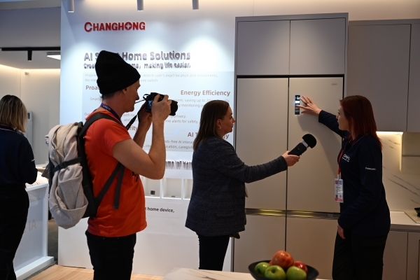 AI产品亮相引领中国“智”造闪耀科技秀场爱游戏最新CES 2025直击：长虹多款(图2)